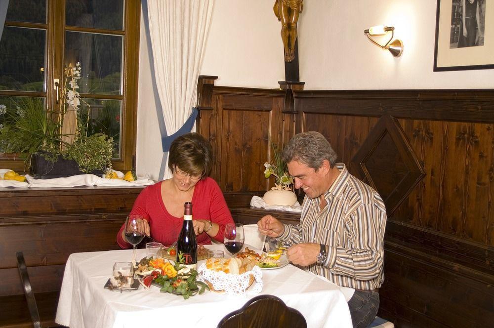 Lener Wirtshaus & Hotel Campo di Trens Luaran gambar